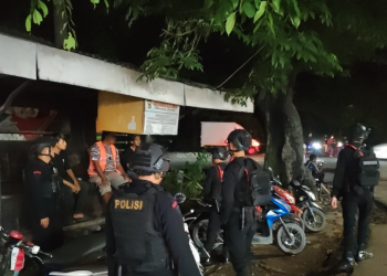 Satbrimob Polda Jabar Gelar Patroli Dialogis, Jalin Sinergi dengan Masyarakat Cirebon Jaga Kamtibmas
