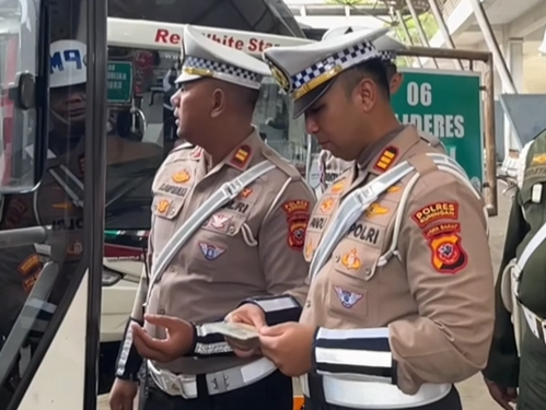 Polres Kuningan Intensifkan Ramp Check Jelang Nataru, Pastikan Keselamatan Angkutan Umum dan Pengguna Jalan
