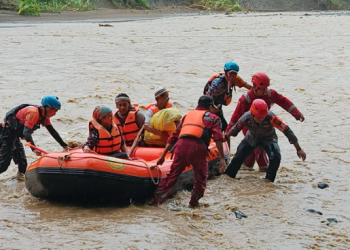 Brimob Polda Jabar Evakuasi Warga Terdampak Banjir Bandang di Sukabumi