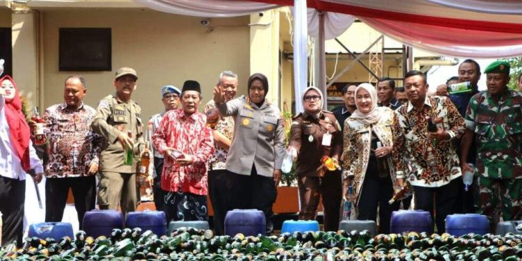 Polresta Cirebon Musnahkan Ribuan Miras dan Knalpot Bising Hasil Operasi Pekat