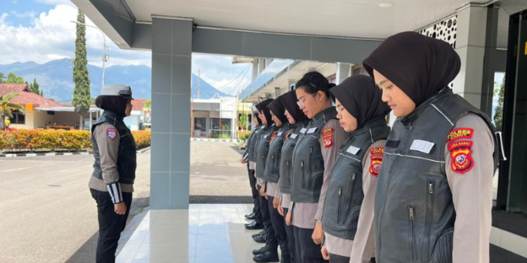 Patroli Intan Polwan Polres Garut Jaga Kamtibmas dan Berbagi Berkah di Hari Jumat