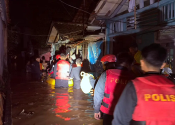 Banjir Rendam Desa Mekar Rahayu, Polres Cimahi Evakuasi Warga Termasuk Balita