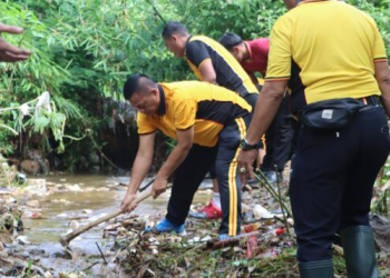 Polres Sukabumi Kota Kerahkan Personel Bersihkan Longsor dan Sampah di Bantaran Sungai Cisarua