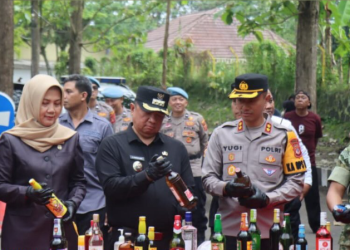 Polres Garut Musnahkan Ribuan Botol Miras Jelang Natal dan Tahun Baru