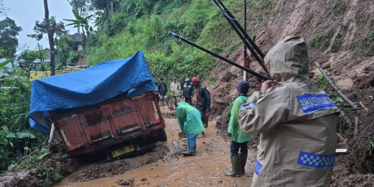 Polisi Mitigasi Bencana Longsor Di Empat Titik Ruas Jalan Cijakang– Singajaya