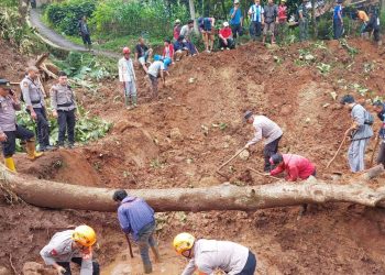 Tanggap Darurat,  Hari Ke – 3 Tim SAR Sat  Brimob Polda  Jabar Terus Cari Korban Longsor Margaluyu