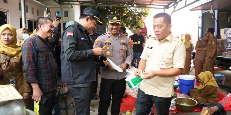 Tinjau Banjir Karangligar, Forkopimda Karawang Pastikan Kesiapan Logistik Dapur Umum