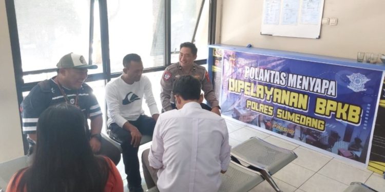 Inovasi Pelayanan, Satlantas Polres Sumedang Hadirkan “Polantas Menyapa” untuk Urus BPKB yang Lebih Humanis