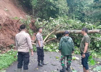 Polres Purwakarta Bersama TNI dan Warga Gotong Royong Bersihkan Longsor di Maniis