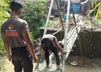 Wujud Bakti Polri: Satbrimob Polda Jabar dan Warga Tuntaskan Pembangunan Jembatan Vital di Kadipaten