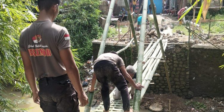Wujud Bakti Polri: Satbrimob Polda Jabar dan Warga Tuntaskan Pembangunan Jembatan Vital di Kadipaten