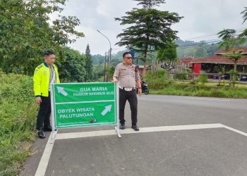 Polres Kuningan Pasang Rambu Penunjuk Arah Objek Wisata di Jalur Strategis