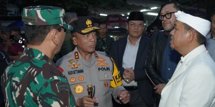 Kapolda Jabar  Cek Pengamanan Ibadah Natal di Gereja Saint Peter Katedral Kota Bandung, Pastikan Situasi Kamtibmas Aman