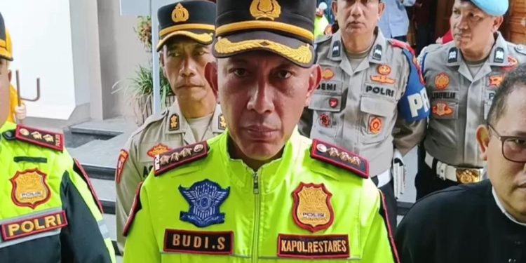 Pastikan Natal Kondusif, Kapolrestabes Bandung Pimpin Patroli Skala Besar dan Pengamanan Gereja