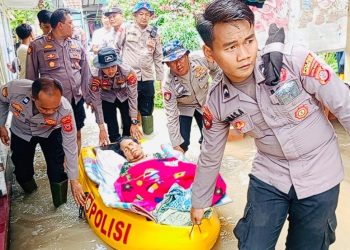 Aksi Heroik, Polisi Cirebon Kota Evakuasi Warga Sakit Saat Banjir