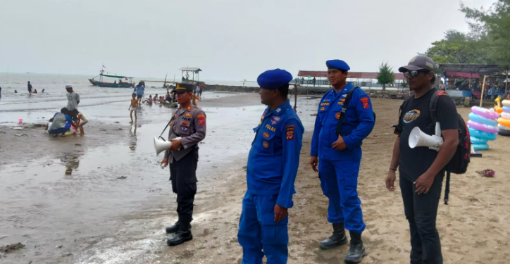 Polres Indramayu Bersama Unsur Gabungan Intensifkan Sosialisasi Keselamatan di Objek Wisata Pantai Tirta Ayu Balongan