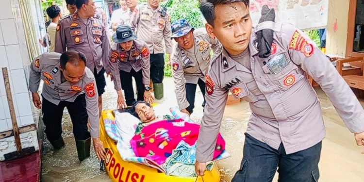 Aksi Heroik, Polisi Cirebon Kota Evakuasi Warga Sakit Saat Banjir