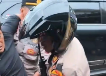 Aksi Tanggap Darurat, Personel Polres Cimahi Kawal Warga Sakit di Tengah Kepadatan Arus Wisata Lembang