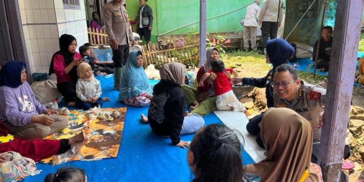 Polresta Bandung Sigap Jaga Kesehatan Pengungsi di Lokasi Longsor Arjasari