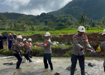 Brimob Polda Jabar dan Vertical Rescue Lanjutkan Pembangunan Jembatan Vital di Sungai Cikaengan