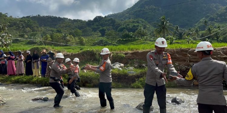 Brimob Polda Jabar dan Vertical Rescue Lanjutkan Pembangunan Jembatan Vital di Sungai Cikaengan