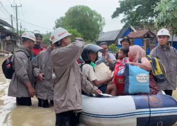 Karawang Diterjang Banjir, Brimob Polda Jabar Evakuasi Korban Banjir Ke Tempat Pengungsian