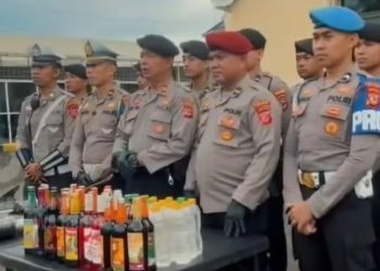 Polres Cianjur Sita 468 Botol Miras dari Toko Berkedok Jamu