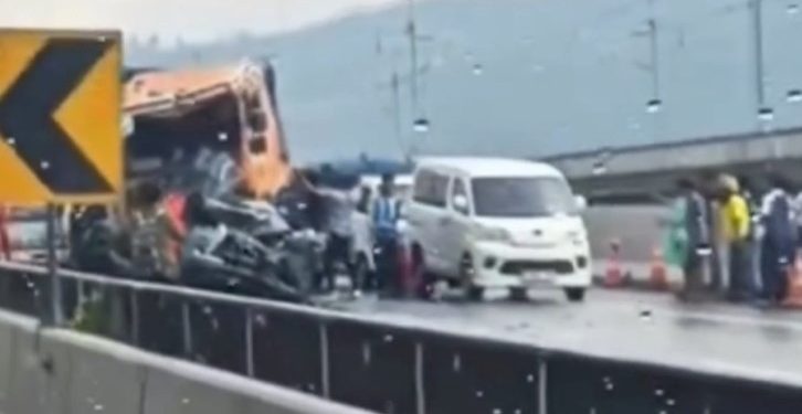 Polres Cimahi Sigap Tangani Tabrakan Beruntun 9 Kendaraan di KM 112 Tol Cipularang