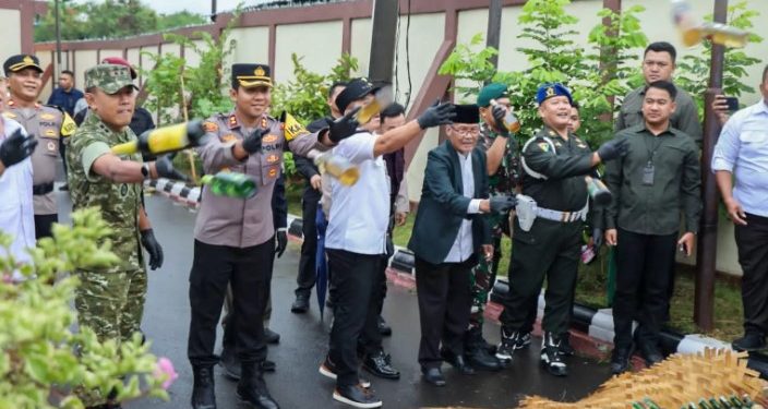 Polisi Musnahkan Ribuan Miras dan Ratusan Knalpot Brong Di Karawang