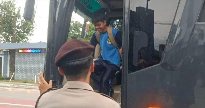 Bus Sekolah Gratis Polres Cianjur Kini Jadi “Malaikat Penyelamat” Pelajar di Pagi Hari