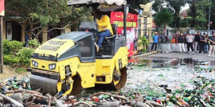 Polres Subang Gulung 117 Tersangka hingga Gilas 16 Ribu Botol Miras