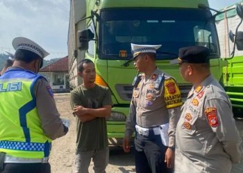 Jelang Nataru, Satlantas Polres Garut Tertibkan Belasan Truk Sumbu Tiga di Jalur Nasional Limbangan
