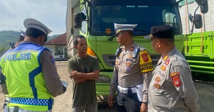 Jelang Nataru, Satlantas Polres Garut Tertibkan Belasan Truk Sumbu Tiga di Jalur Nasional Limbangan