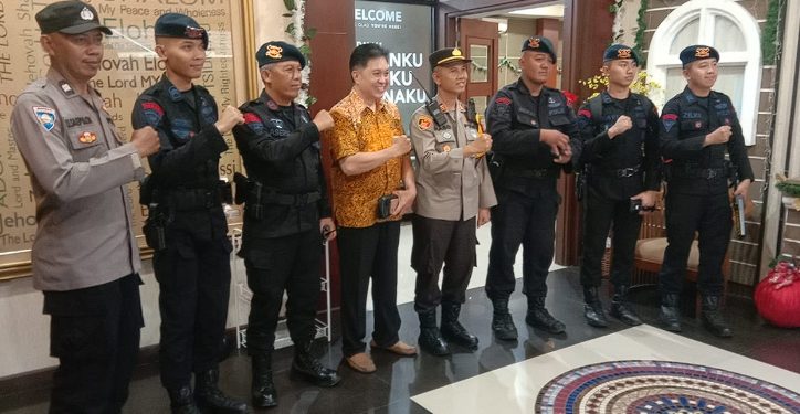 Polsek Margahayu Bersama Satbrimob Polda Jabar Laksanakan Sterilisasi Gereja Jelang Ibadah Malam Tahun Baru