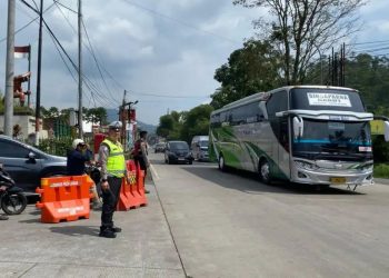 Urai Kepadatan Jalur Lintas Selatan, Satlantas Polres Garut Terapkan Sistem “One Way” di Limbangan-Malangbong