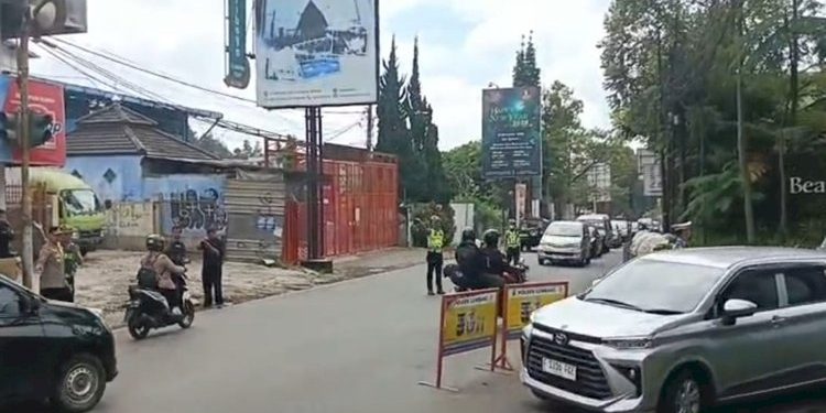 Jamin Kelancaran Jalur Wisata, Polres Cimahi Tindak Tegas Parkir Liar dan Praktik “Getok Parkir”