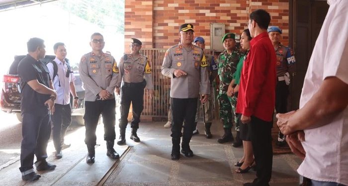 Operasi Lilin Lodaya: Kapolres Subang Pimpin Langsung Pengamanan Ketat Gereja di Malam Natal