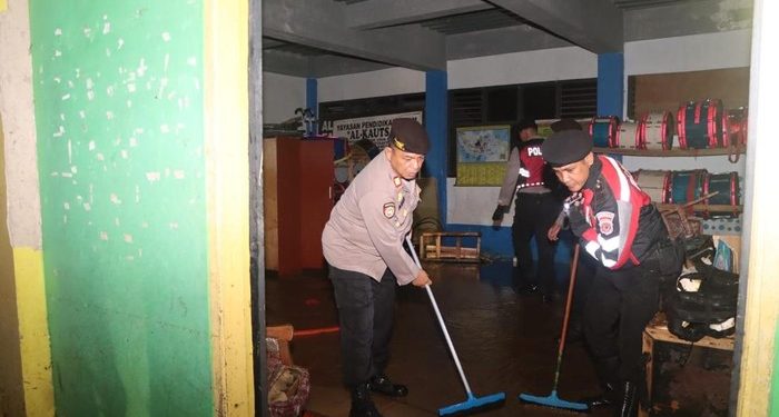 Kapolres Sukabumi Kota Pimpin Langsung Evakuasi dan Penanggulangan Banjir di Cireunghas