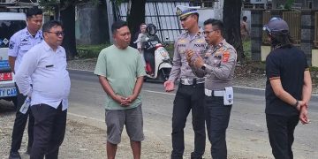 Respons Cepat Keluhan Masyarakat, Polisi dan Pemkab Turun Langsung Tangani Material Jalan di Sindangwangi