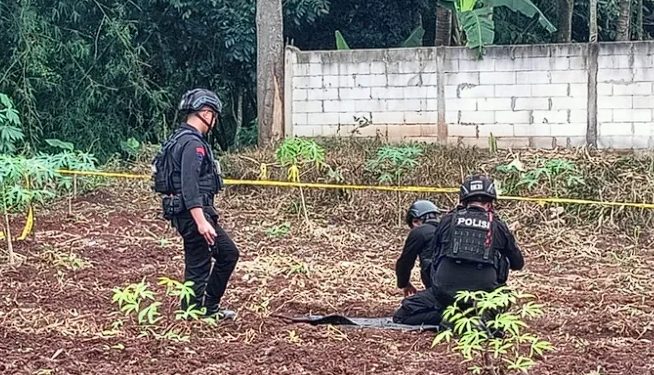 Unit Jibom Sat Brimobda Jabar Lakukan Pemusnahan Proyektil Aktif Temuan Warga Di Garut