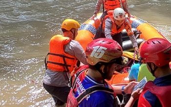 Brimob Polda Jabar Berhasil Evakuasi Jenazah Lansia yang Tenggelam di Sungai Cimanuk