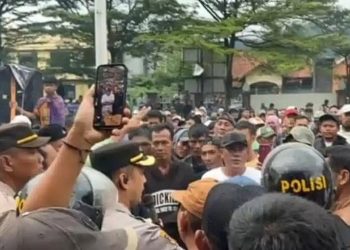 Momen Polisi Buka Blokade Jalan saat Aksi Unjuk Rasa di Cigudeg,Bogor hingga Borong Dagangan UMKM