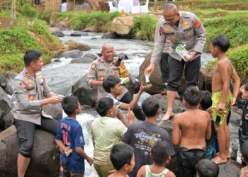 Momen Hangat di Tepian Sungai: Kala Kapolda Jabar Berbagi Keceriaan Bersama Anak-Anak
