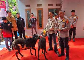 Wujudkan Harapan Tiga Yatim Piatu, Kapolda Jabar Resmikan Rutilahu dan Beri Dua Domba di Cianjur