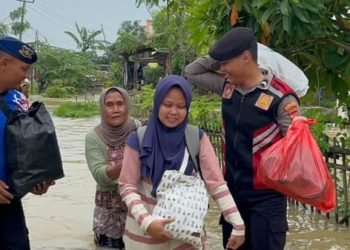 Hadir di Tengah Bencana, Polres Karawang Pimpin Aksi Kemanusiaan dan Evakuasi Banjir Karangligar