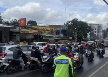Urai Kepadatan Arus Lalu Lintas di Jalur Puncak, Kepolisian Terapkan Sistem Satu Arah