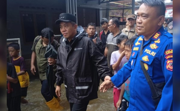 Tanggul Kalimalang Jebol, Polres Karawang Terjang Banjir Demi Pastikan Keselamatan Warga Telukjambe