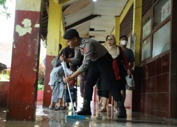 Personel Samapta Polda Jabar Terjang Lumpur Bersihkan Sekolah dan Puskesmas di Karangligar