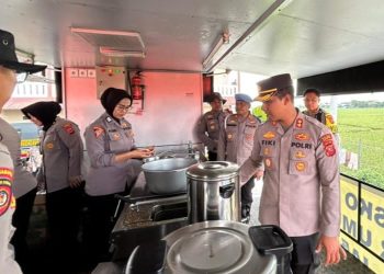 Bantu Warga Terdampak Banjir Di Karawang, Polisi Kerahkan Dapur Lapangan