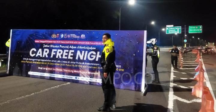 Jarak Pandang Hanya 5 Meter, Satlantas Polres Cianjur Siagakan Personel di Jalur Puncak Akibat Kabut Tebal